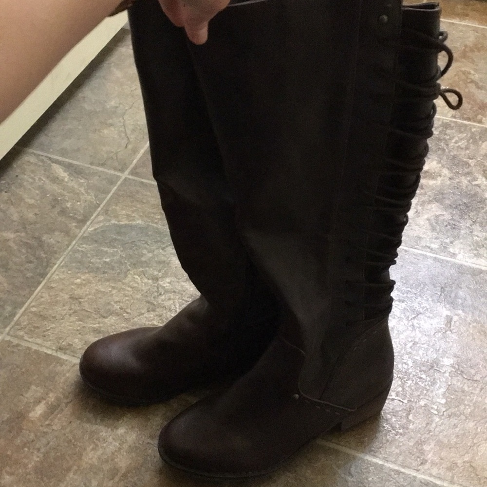 Brown boot that laces up